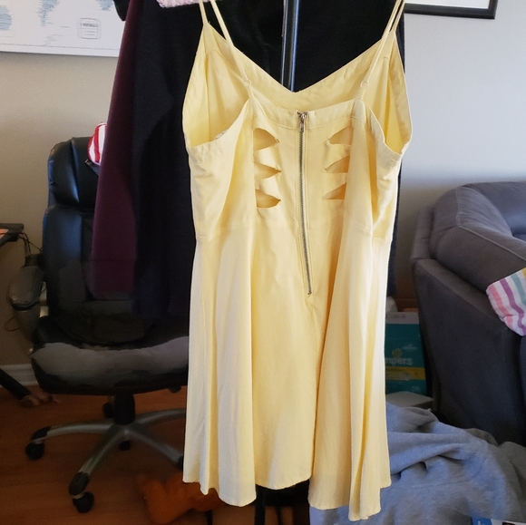 Little yellow forever 21 dress, zippered back. - Picture 3 of 5